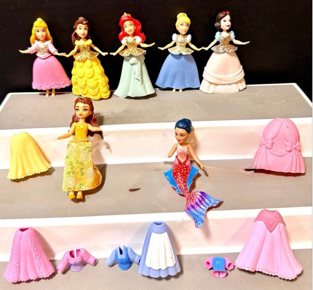 Mattel Disney Princess Small Dolls & Fashions featuring 7 dolls & 19 pcs clothes